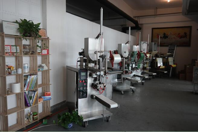 Automatic Film Bag Wrapping Candles Packaging Flow Packing Machine